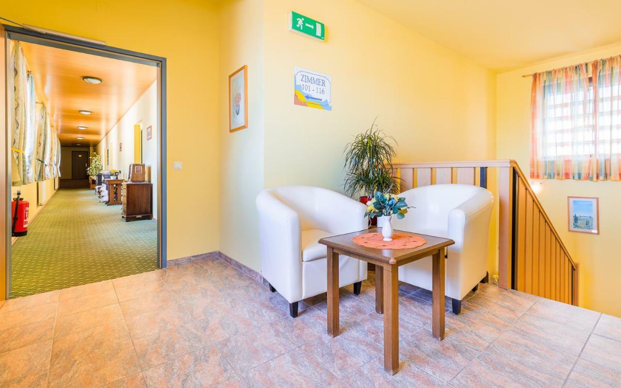 Hotel Garni Steinfeld Vídeňské Nové Město Exteriér fotografie